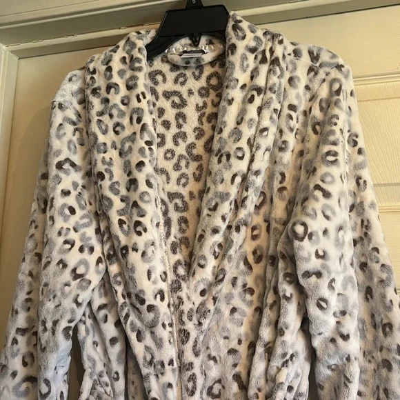 White 🐆 Robe - Picture 2 of 6